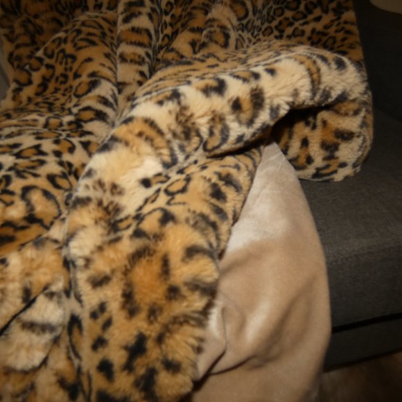 Magaschoni Faux Fur Throw Blanket Brown Leopard Cheetah Print Soft EXTRA THICK - Picture 3 of 4